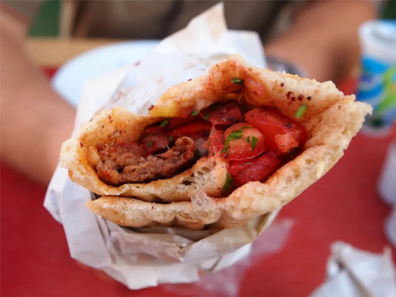 Prawdziwy Turecki Kebab: Jak Wygląda i Czym Różni Się od Polskiego?